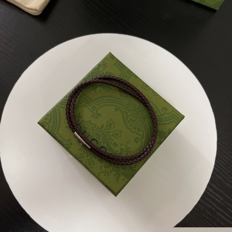 G*u*i bracelets